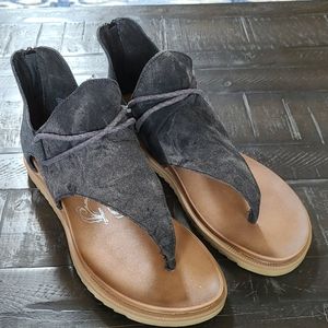 Very G Sandals. Size 9.  Like new.